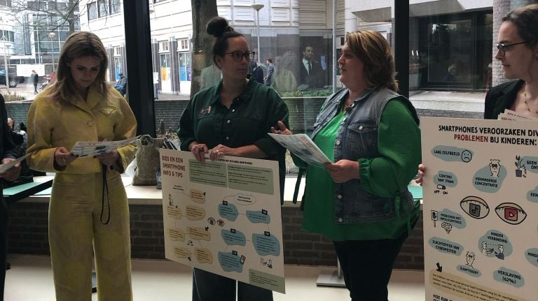 The petition was offered together with the talk plate in A4 format. (Photo: Tessa van Dooren)