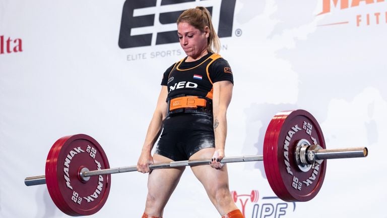 Pleun Dekkers with a deadlift.