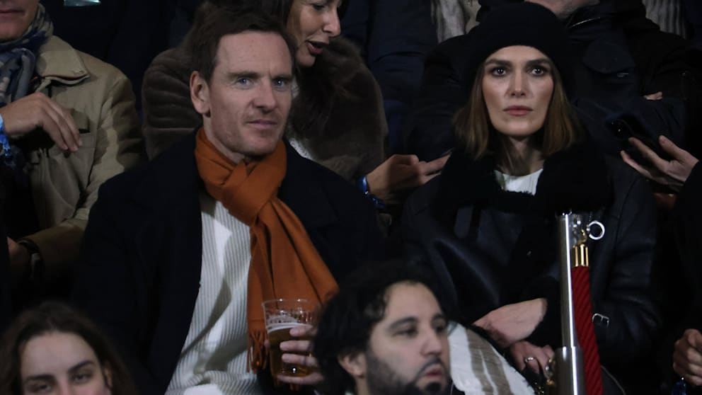 Keira Knightley und Michael Fassbender sehen sich hochkonzentriert Comos 2:0-Heimsieg gegen die AS Rom an