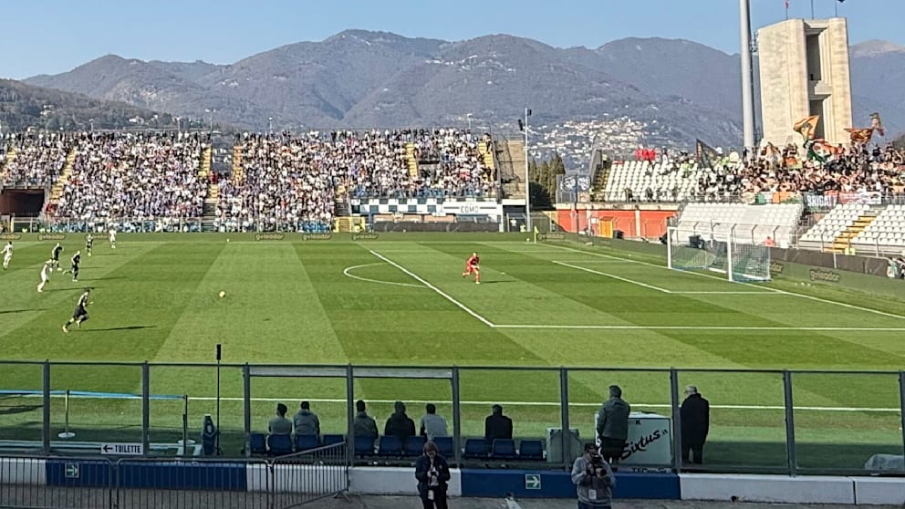Comos  Stadio Giuseppe Sinigaglia liegt wunderschön an den Ausläufern der Alpen. Bald soll es auf über 10.000 Plätze ausgebaut werden