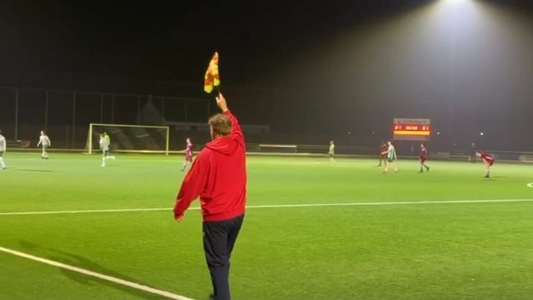 The linesman flags at the Helmond football derby. (Photo: Leon Voskamp)