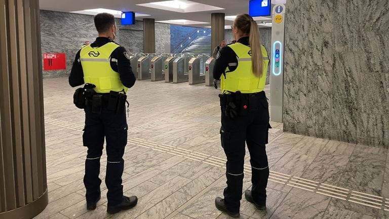 Inspectors keep an eye on things (photo: René van Hoof)