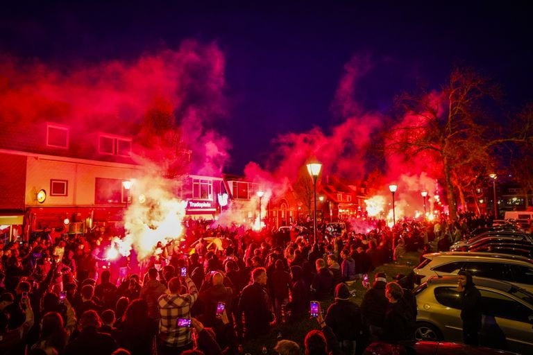 Massive support on the Trudoplein for PSV in the run -up to the top match against Ajax (photo: SQ Vision).