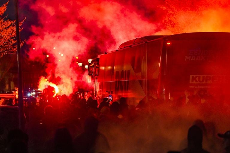 The player bus almost disappears between the supporters and the fireworks (photo: SQ Vision)