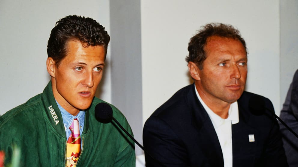 Michael Schumacher (heute 56) und Jochen Mass (heute 76) 1993 auf einer Pressekonferenz