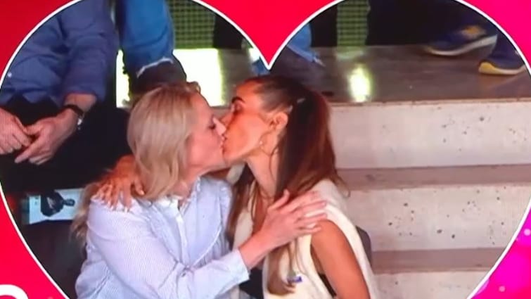 Was war denn da los? Barbara Schöneberger knutscht Annemarie Carpendale