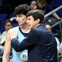 Pedro Calles (Alba Berlin, right) next to Gabriele Procida