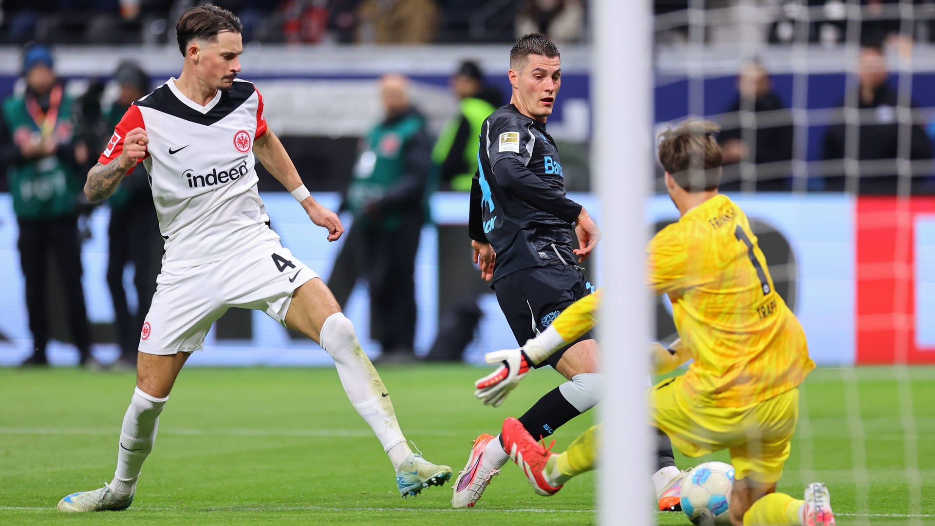 Unruhherd: Leverkusens Schick (M.) between Frankfurt's Koch (left) and Trapp.