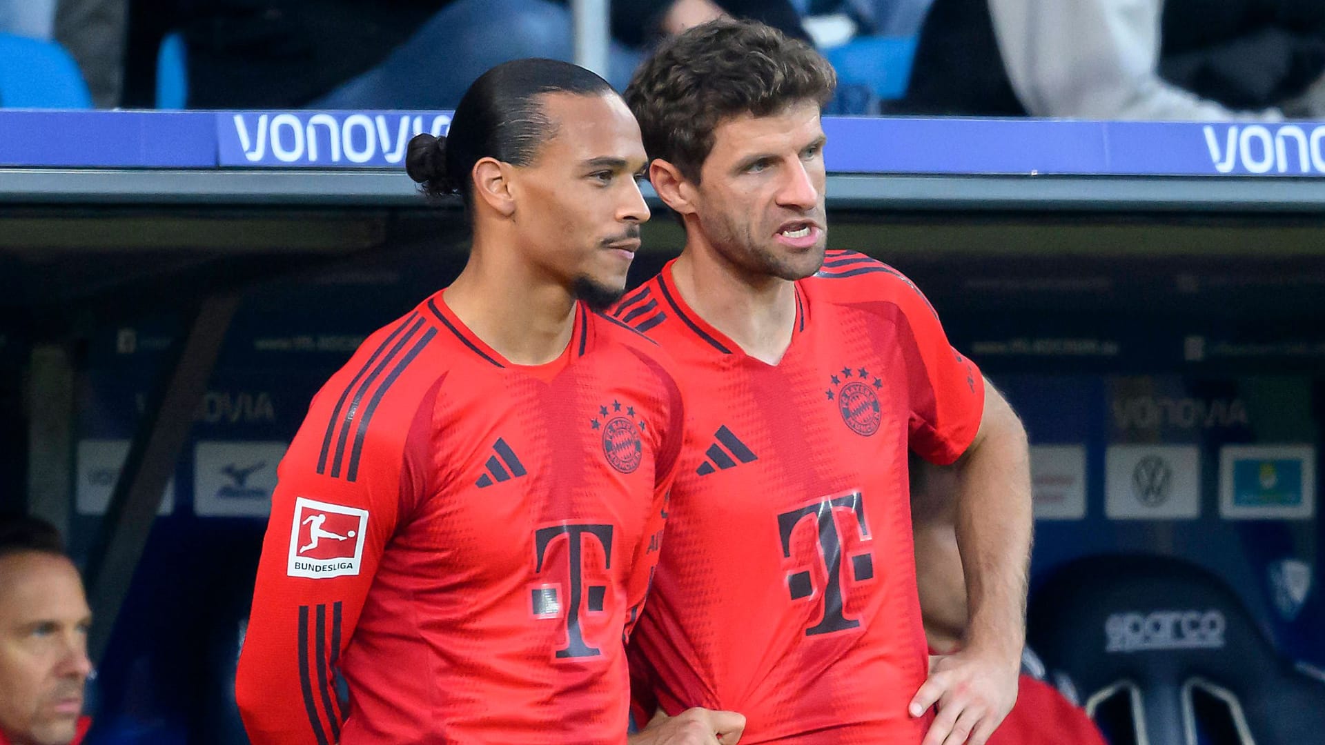 Leroy Sané (left) and Thomas Müller in the current home jersey of FC Bayern: The game clothing is not necessarily popular with hard-boiled Bayern fans. Leroy Sané (left) and Thomas Müller in the current home jersey of FC Bayern: The game clothing is not necessarily popular with hard-boiled Bayern fans.