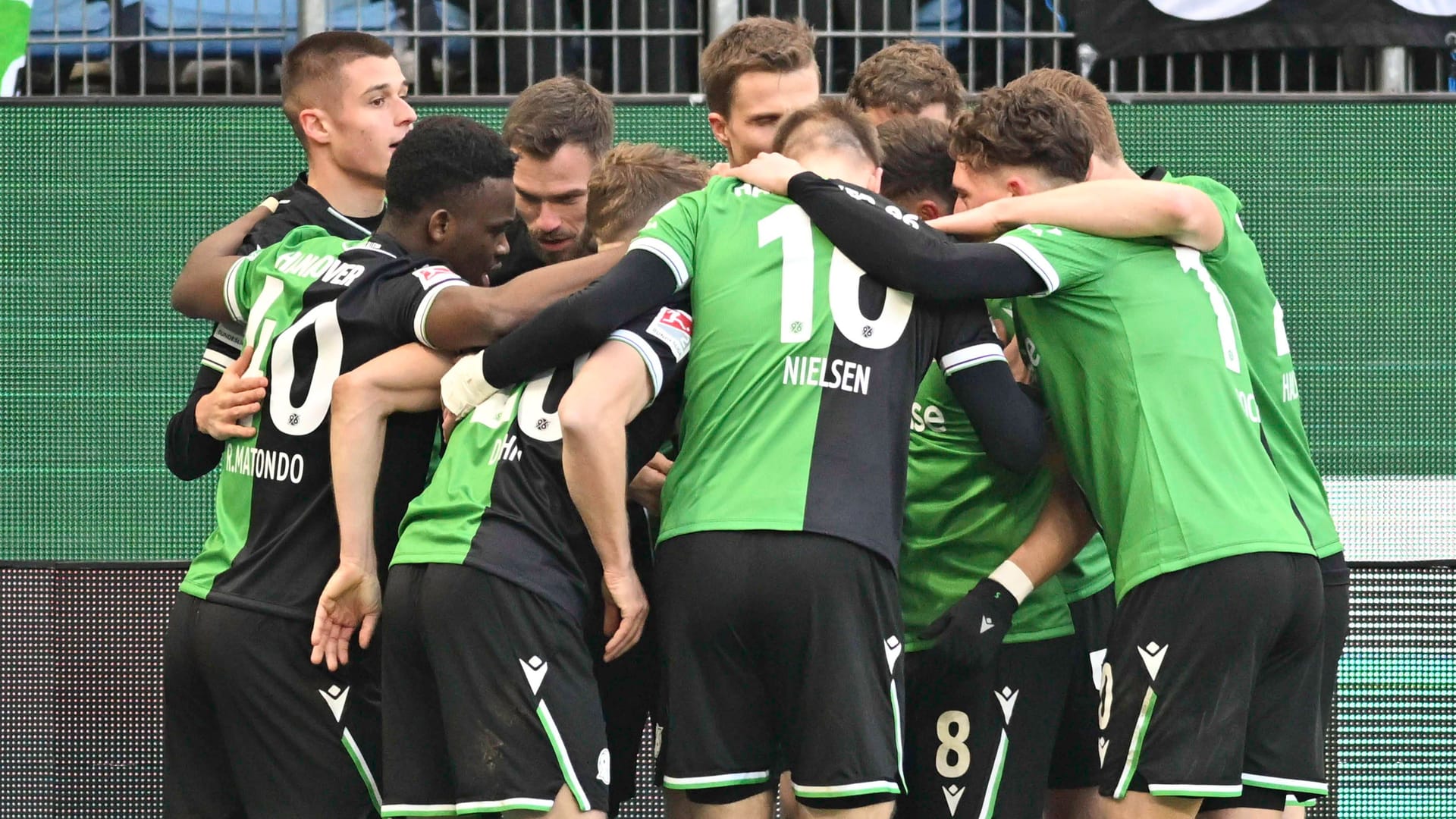 Cheers at Hannover 96: The team turned the game at HSV.