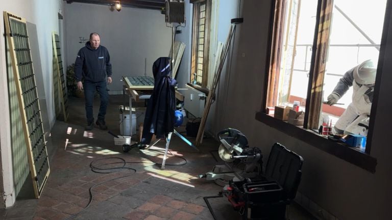 A carpenter and painter are busy with Dussen Castle (photo: Niek de Bruijn).