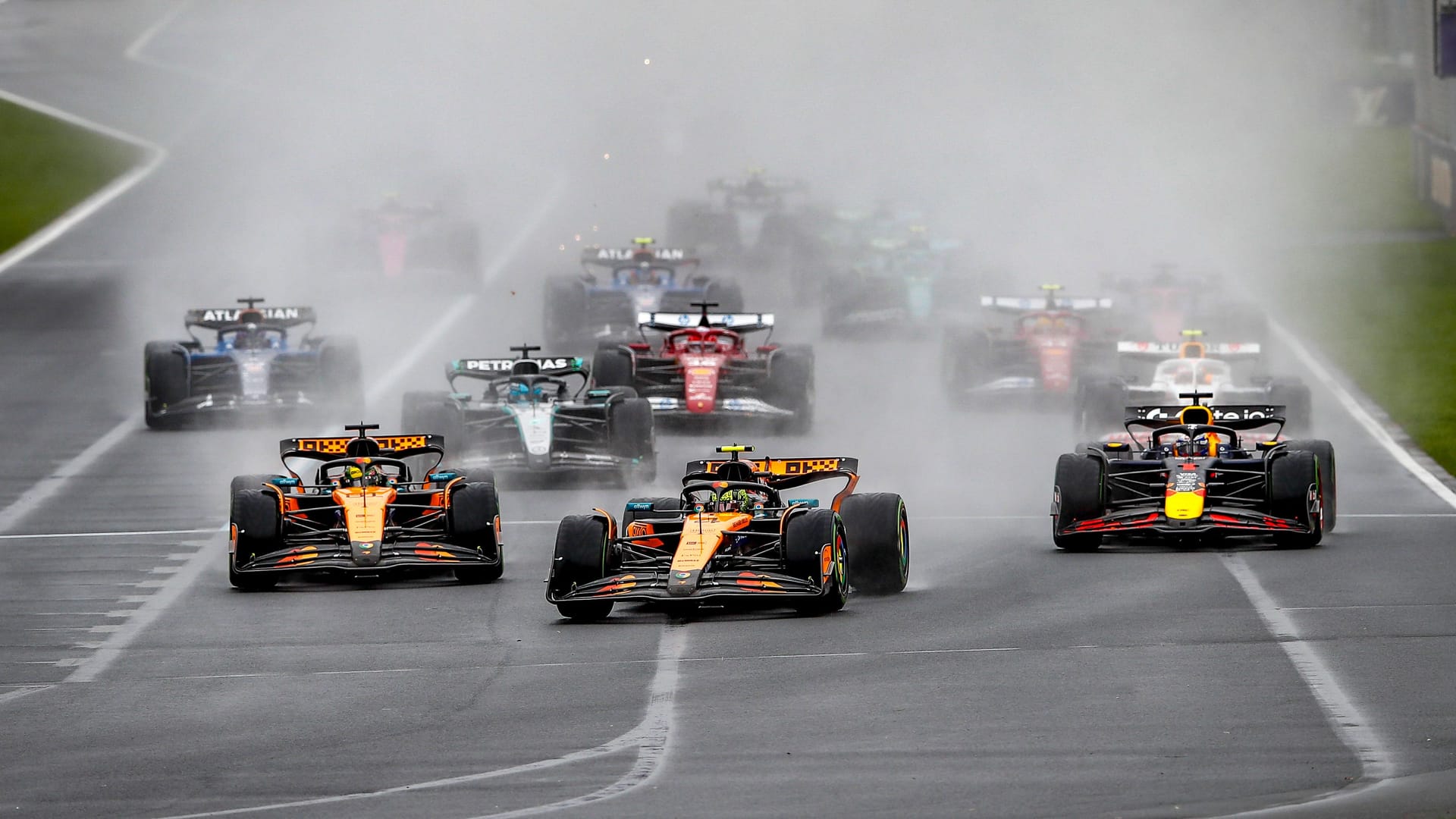 Scene at the start in Melbourne: The two McLaren (M.) in front.