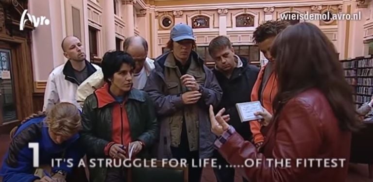 Cor van Driel (fourth from the left) during the search assignment in a library (image: YouTube).