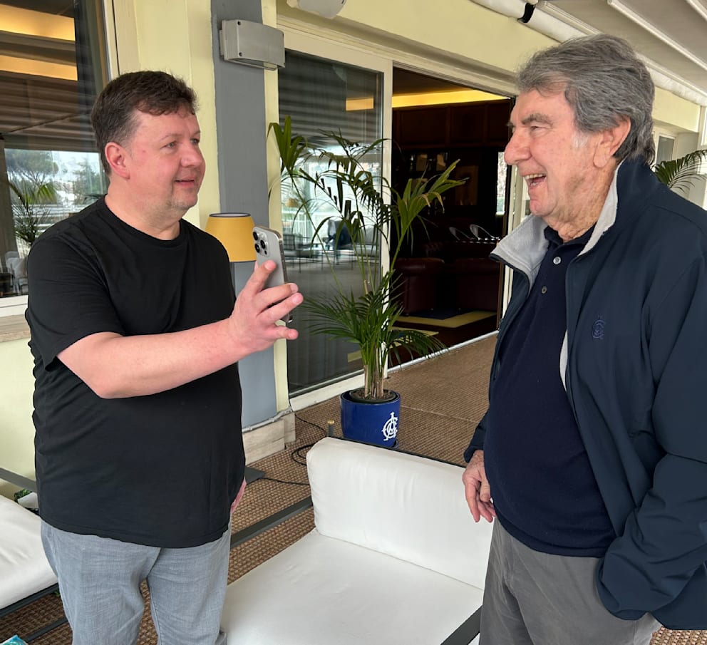 Torwart-Handschuh-Experte Christoph Nowak (l.) von POPE diskutiert mit Dino Zoff (83) über die neue Handschuh-Generation. Der Weltmeister von 1982 findet den Schaum der heutigen Handschuhe zu dick