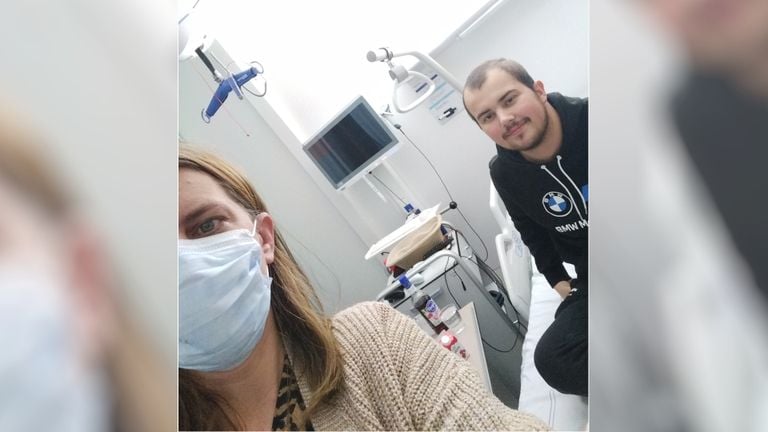 Daniëlle visiting Yannick in the hospital (private photo).