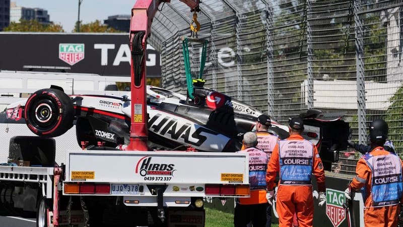 Route posts the car of the British Haas pilot Oliver Bearman to a truck. Route posts the car of the British Haas pilot Oliver Bearman to a truck.