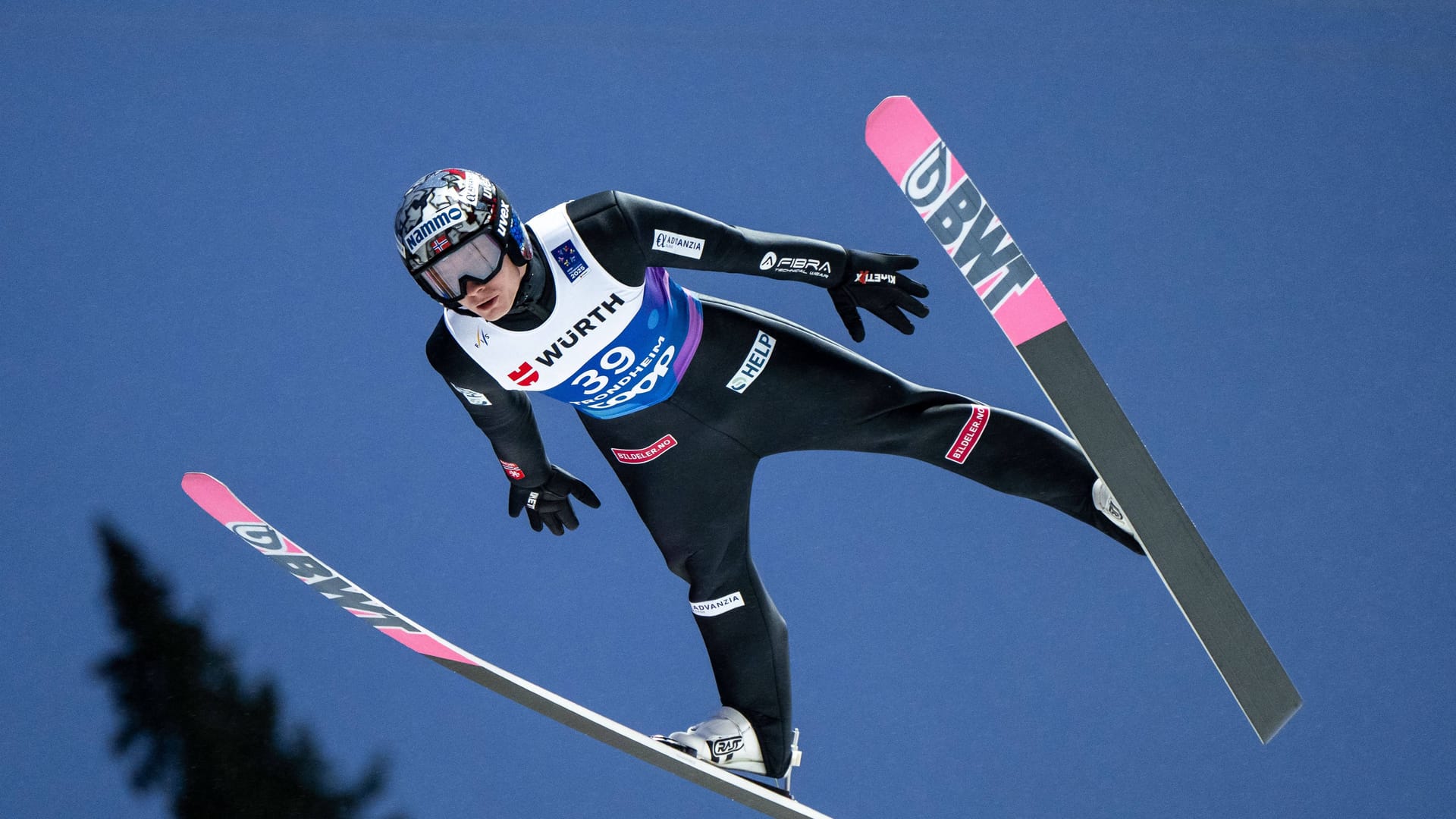 Marius Lindvik: The world champion of the normal hill was in 2022 Olympic champion from the Großchanze. Marius Lindvik: The world champion of the normal hill was in 2022 Olympic champion from the Großchanze.