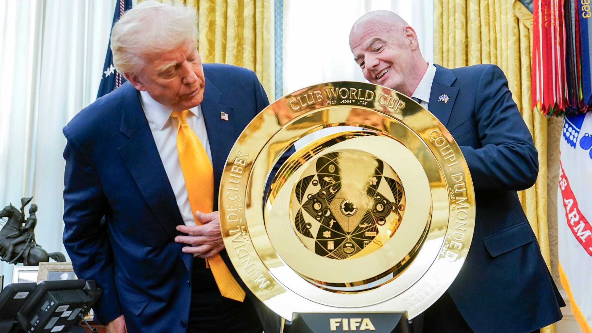 US President Trump (left) and FIFA boss Infantino with the trophy of the club World Cup.