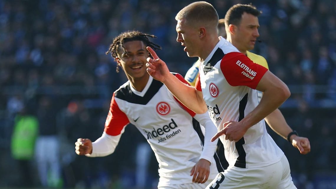 Rasmus Kristensen: The goal scorer from Eintracht Frankfurt is celebrated for his goal by his team -mate Hugo Ekastens.
