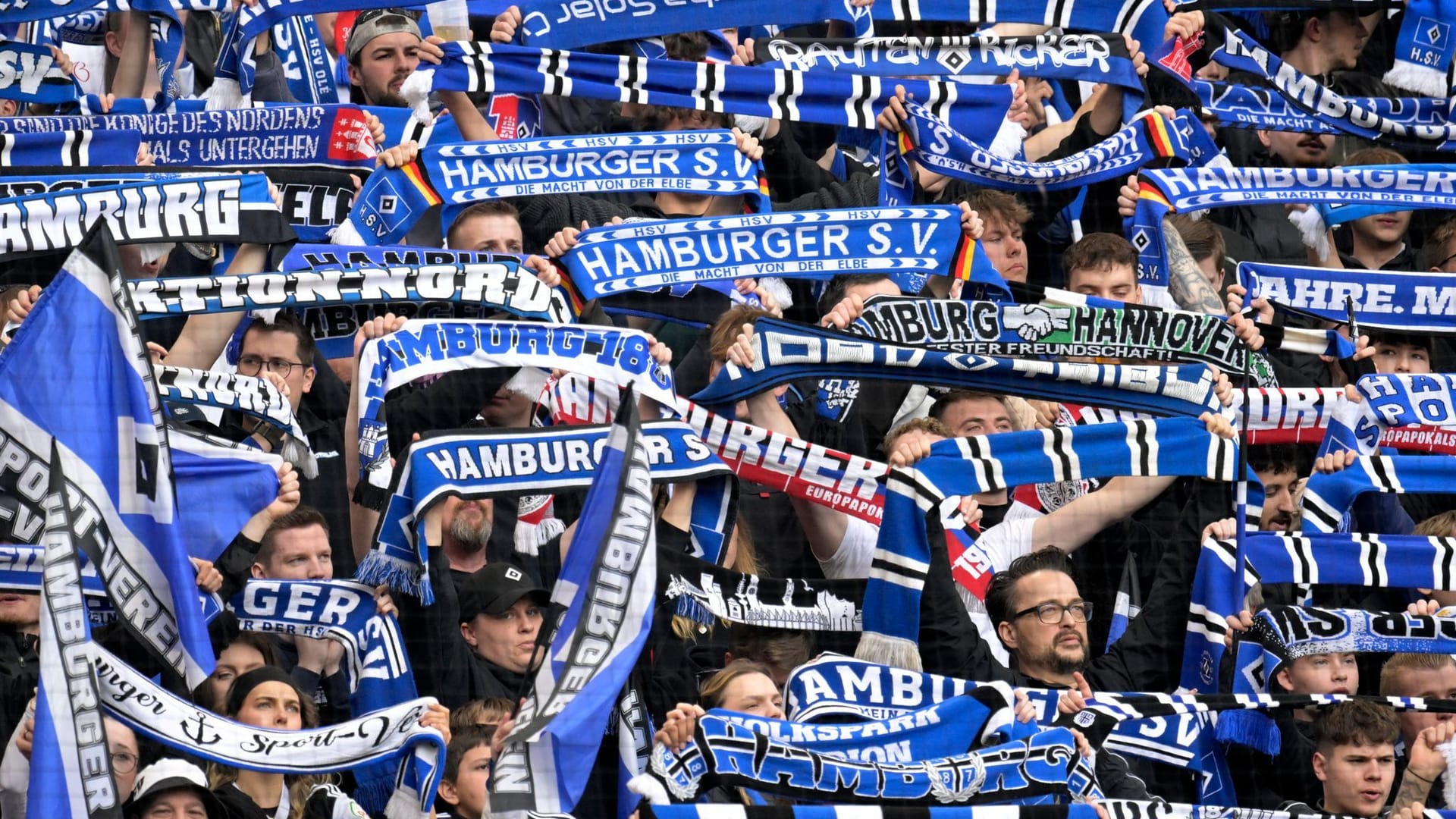 HSV fan block at the cup semi-final against Bremen: steamed mood in the game.