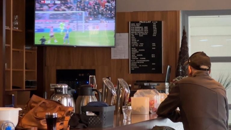 The residents can even hang on the bar while watching (photo: Floortje Steigenga.)