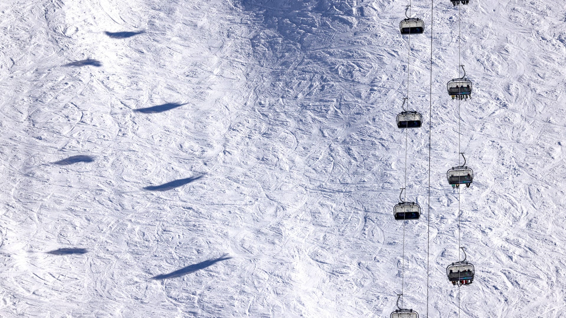 Snow and mountains (symbol image): A former snowboarder died under an avalanche.