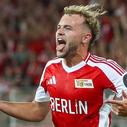 Union striker Benedict Hollerbach cheers over his gate with outstretched tongue (source: Imago / Jan Huebner)
