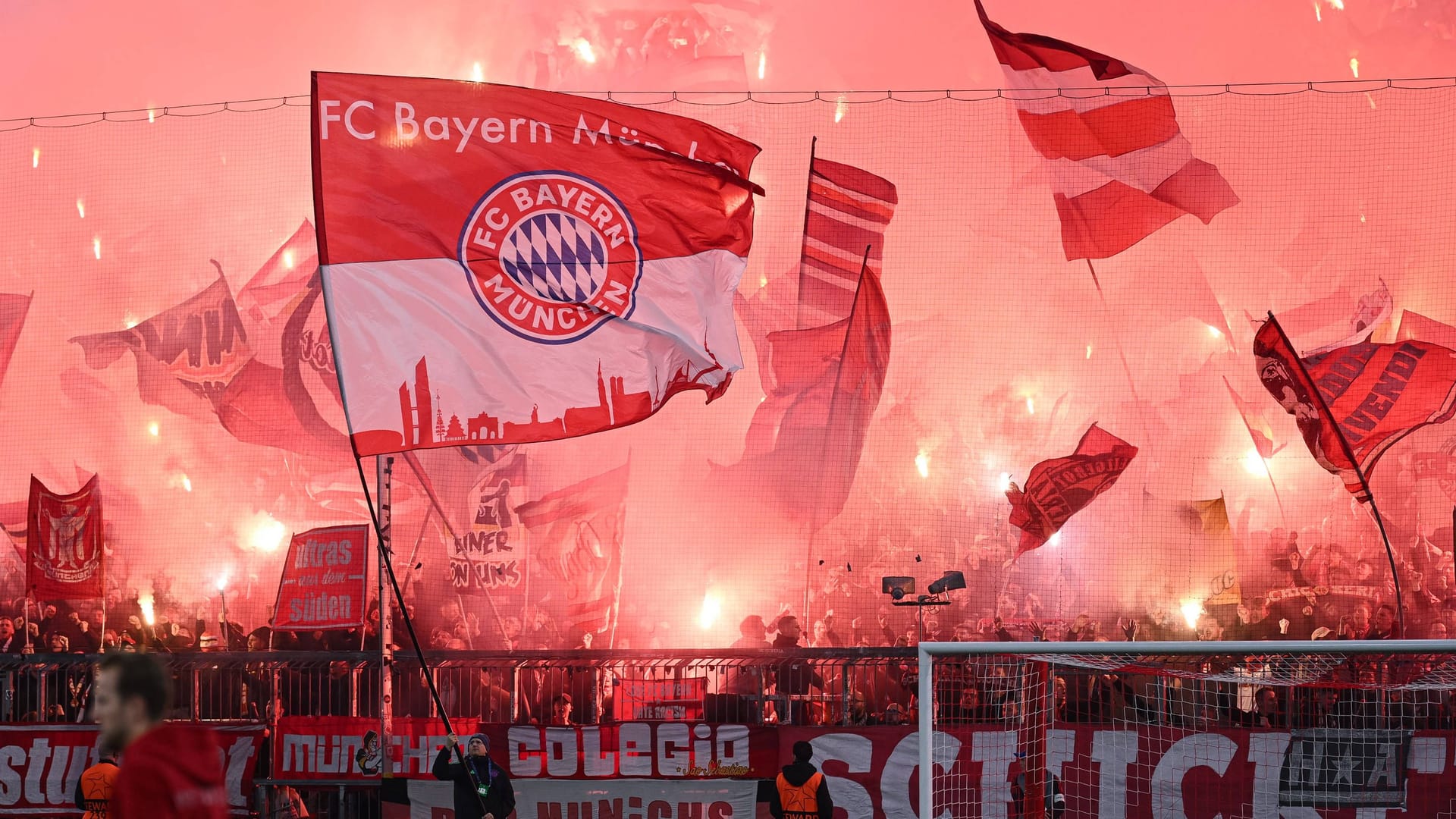 The Bayern curve shines red: Bayern fans set fire to large amounts of pyrotechnics in the home game against Leverkusen.