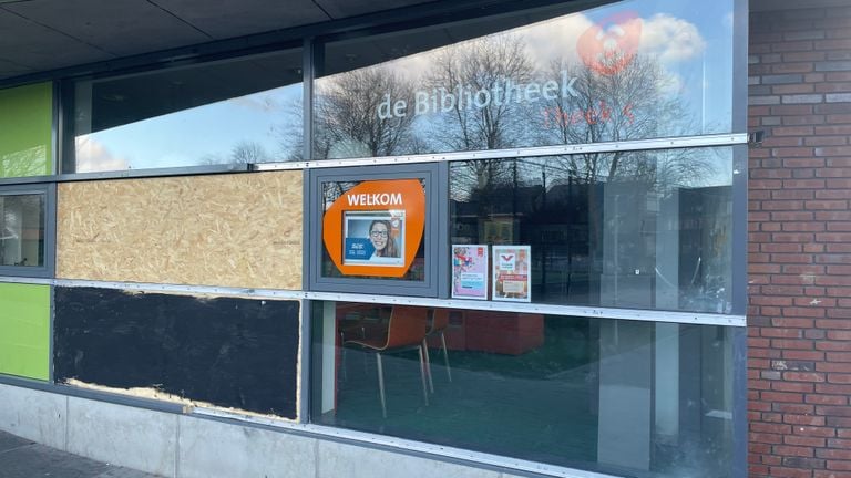 The windows of the library jumped after fireworks had been thrown in (photo: Omroep Brabant).