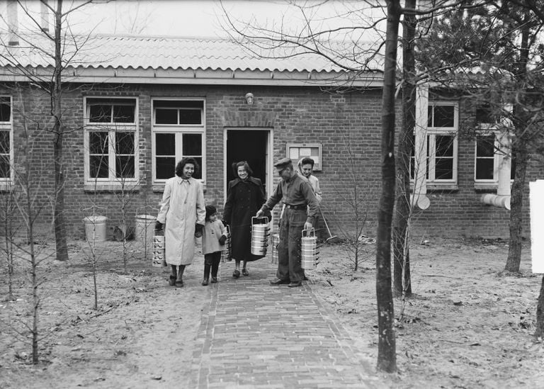 The first residents of Woonoord Lunetten arrive in 1951 (photo: National Archive/Harry Pot).