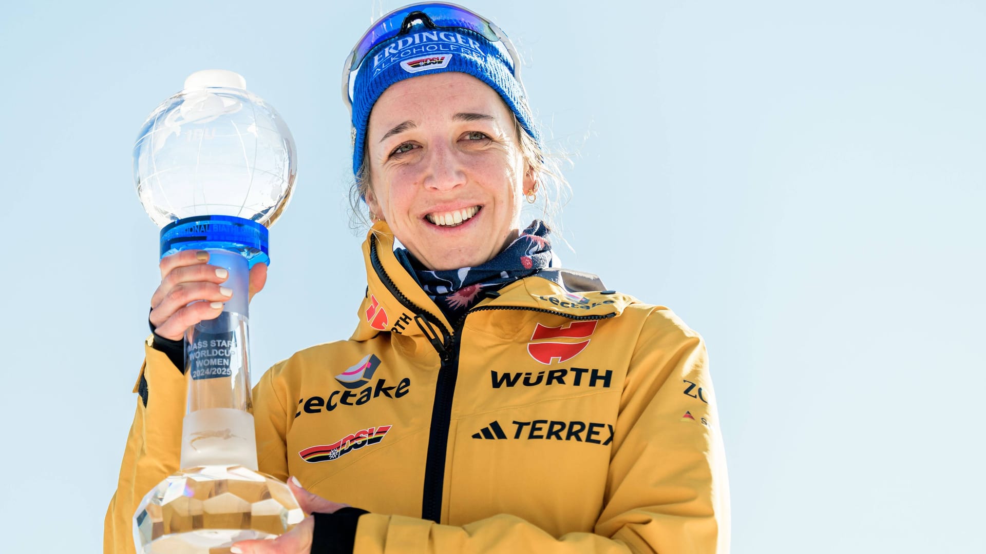 Franziska Preuß with the trophy for the overall World Cup victory: It is the first triumph of this kind of her career. Franziska Preuß with the trophy for the overall World Cup victory: It is the first triumph of this kind of her career.