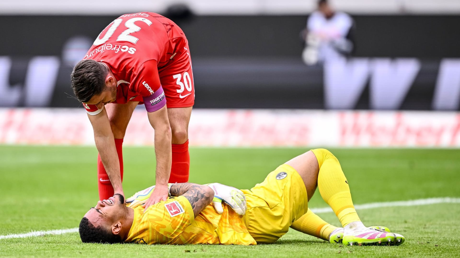 Noah Atubolu is on the ground: The goalkeeper of SC Freiburg had to be replaced.