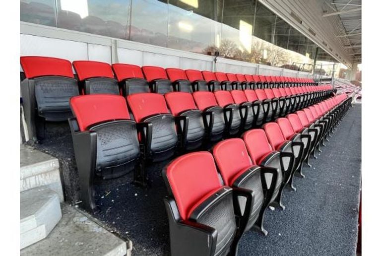 A row of seats for sale (photo: VNM Auctions).