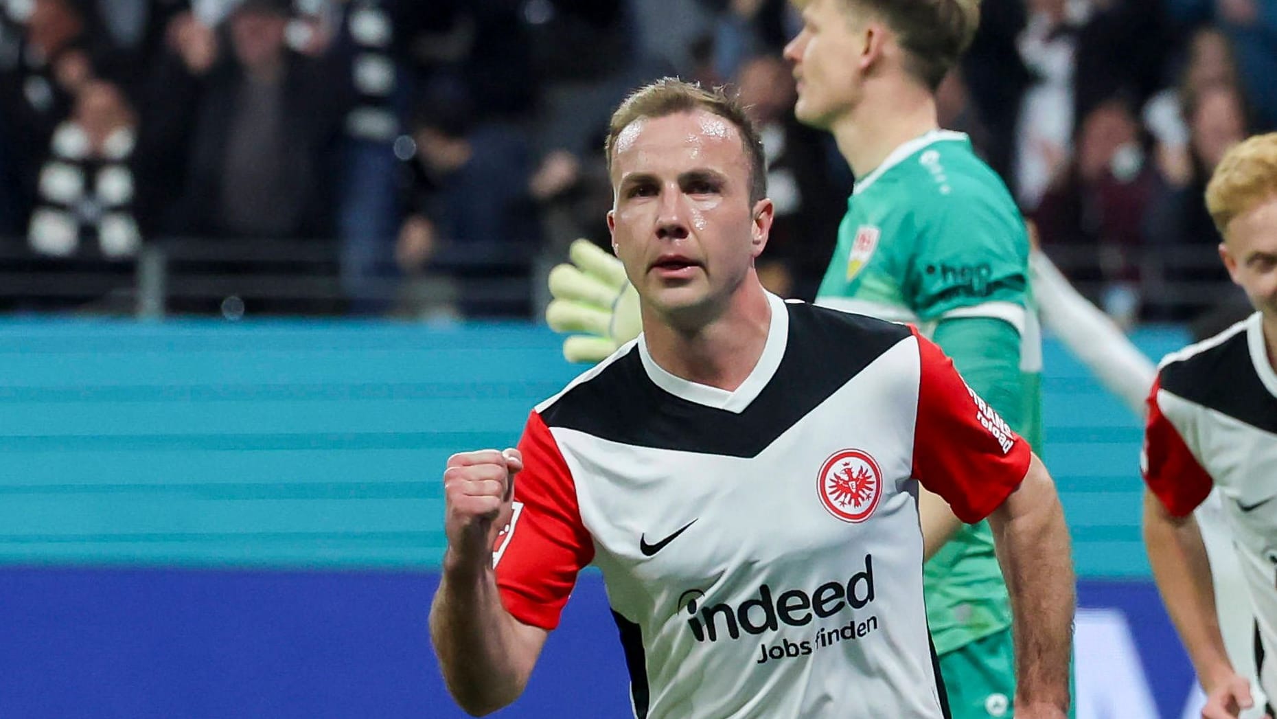 Frankfurt scored: Mario Götze at the goal celebration against Stuttgart. Frankfurt scored: Mario Götze at the goal celebration against Stuttgart.