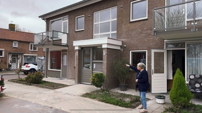 Anny points out the house where the gas explosion took place (photo: Jan Peels)