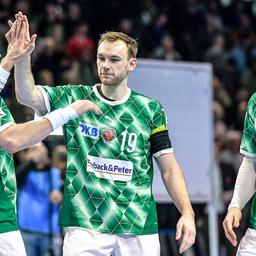 Foxes player around Star Mathias Gidel clap together (source: Imago / Mix1)