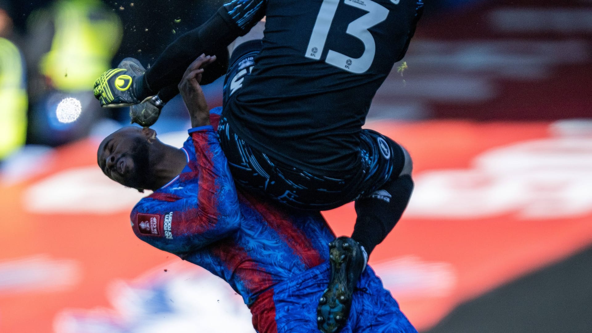 Liam Roberts (right) foul Jean-Philippe Mateta: The goalkeeper saw the red card for his bad attack. Liam Roberts (right) foul Jean-Philippe Mateta: The goalkeeper saw the red card for his bad attack.