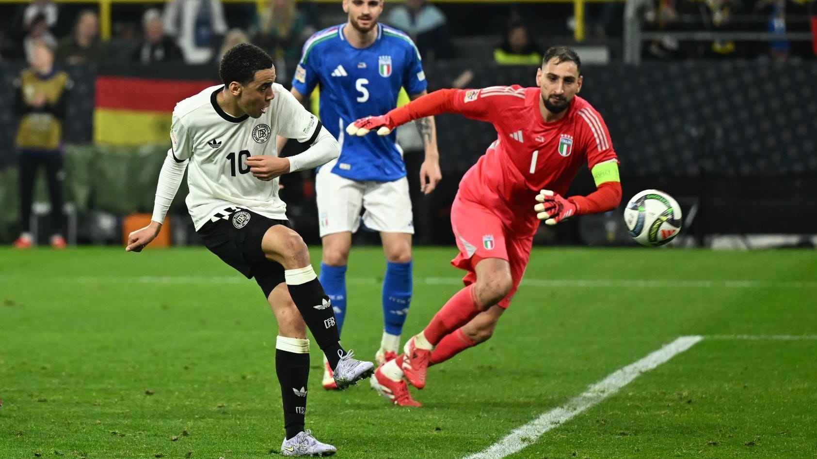 To Soät: Italy's goalkeeper Donnarumma (right) can only look after Musiala's shot.