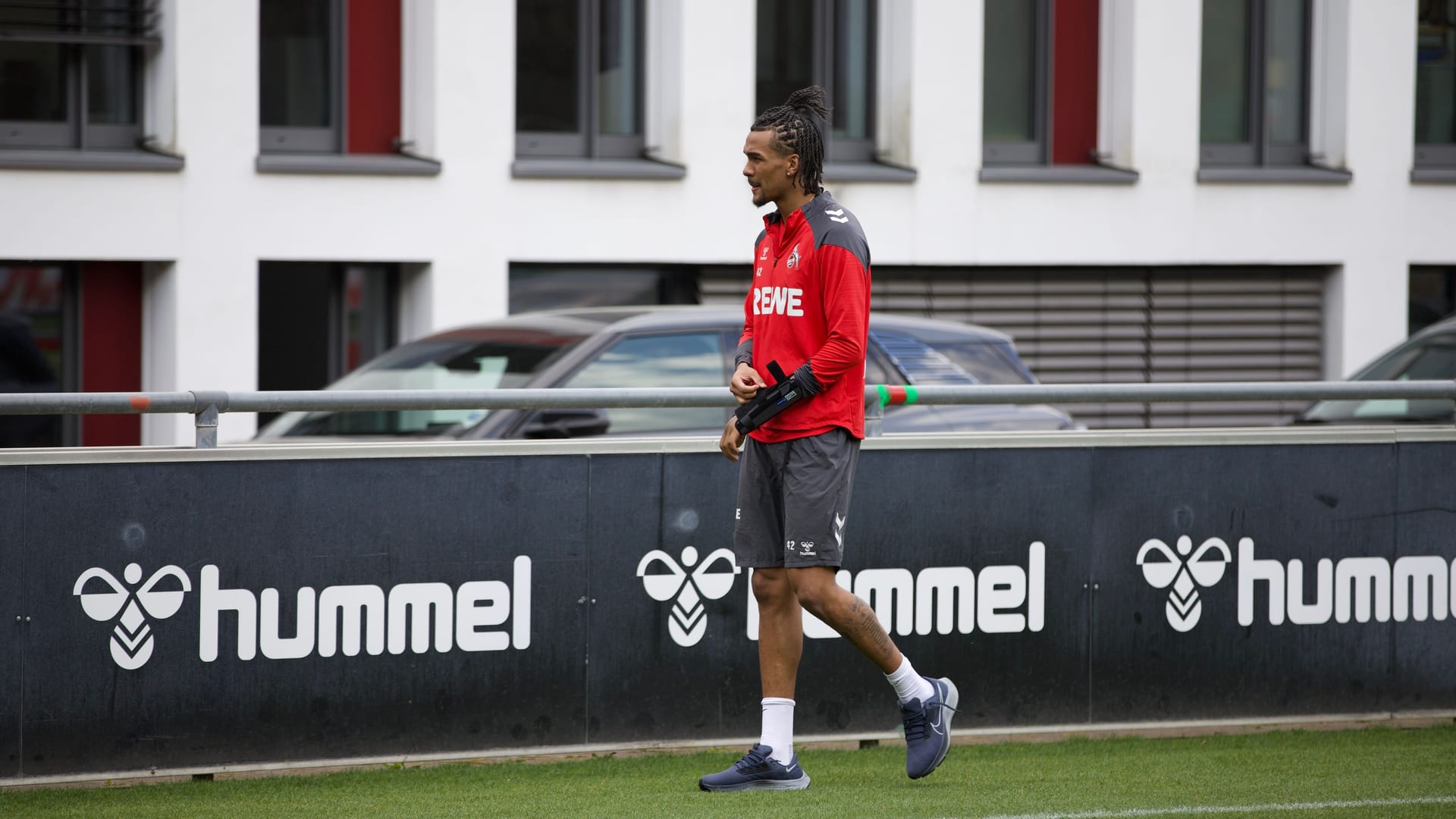 Damion Downs wears a rail after his operation on his hand and is supposed to go on goals for 1. FC Köln. Damion Downs wears a rail after his operation on his hand and is supposed to go on goals for 1. FC Köln.