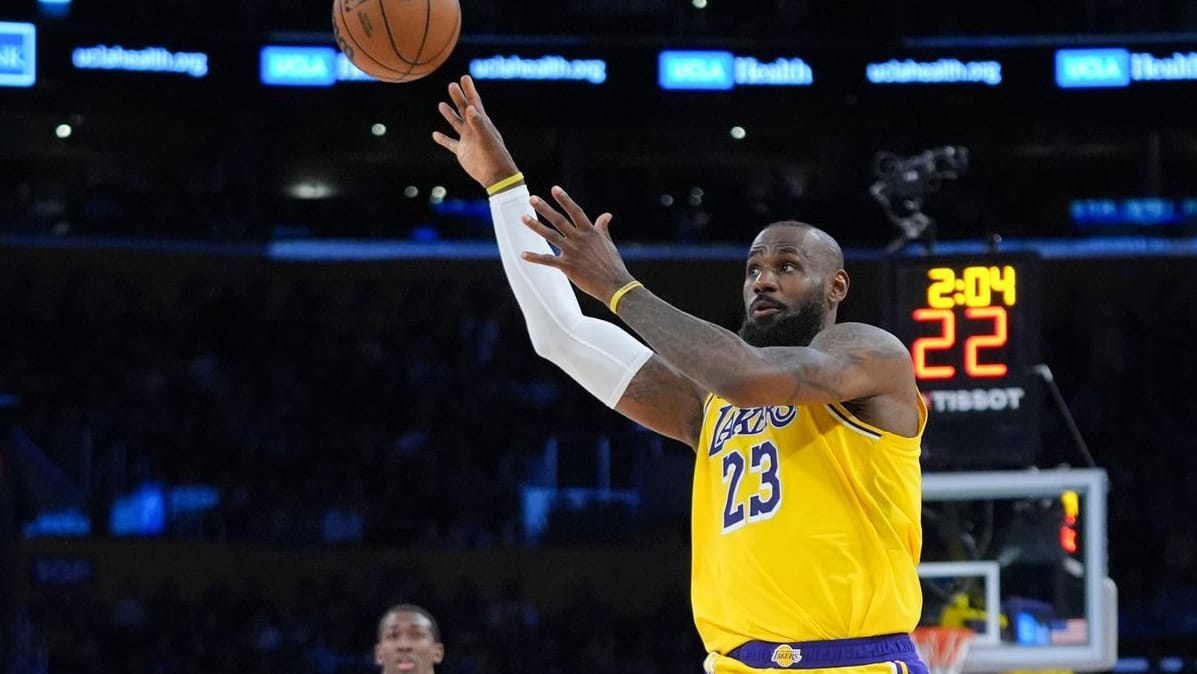 Lebron James: The star player of the Los Angeles Lakers is considered the best basketball player of previous history for many observers.