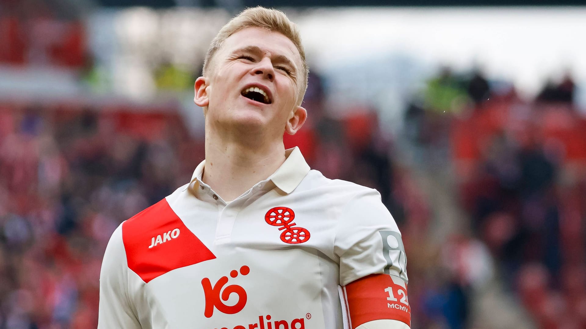 Jonathan Burkardt: The German international had the Mainz cheer early.