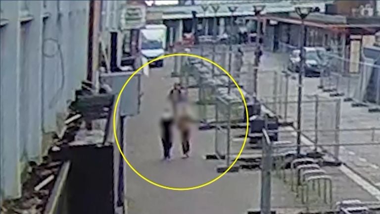 Here the man appeals to two women. The police would like to get in touch with these women (photo: police/investigation requested).