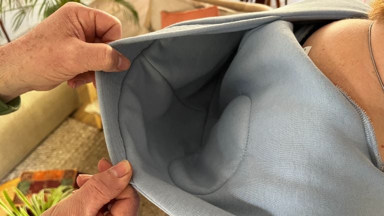 There are two circles with material in the hood that dampens the sound (photo: Rogier van Son). 