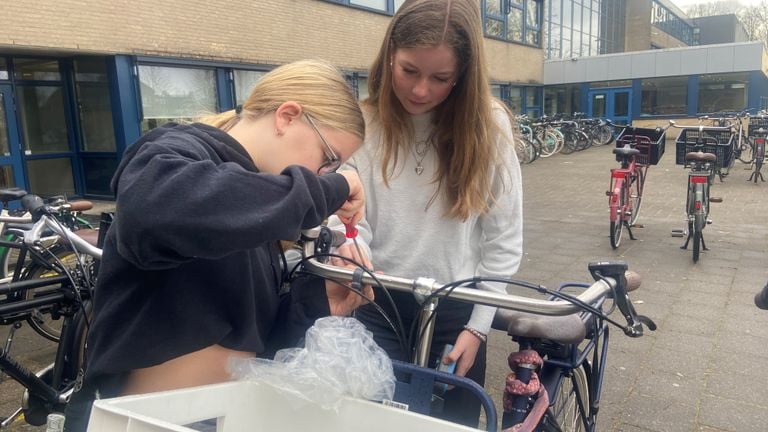 Pien and Milou convert Milou's bicycle into 'sniffel bikes' (photo: Marleen Kuijsters)