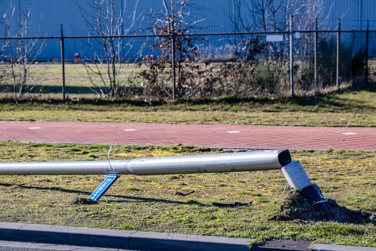 The lamppost that has been knocked over (photo: Jack Brekelmans Persburo BMS).