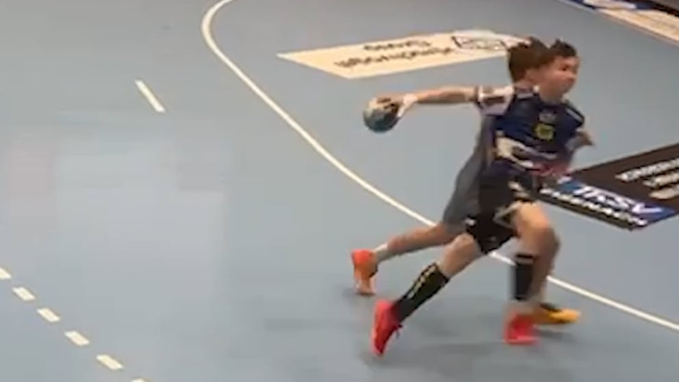 Spieler mit Mega-Trick: Hinter-dem-Rücken-Treffer wird Tor des Monats