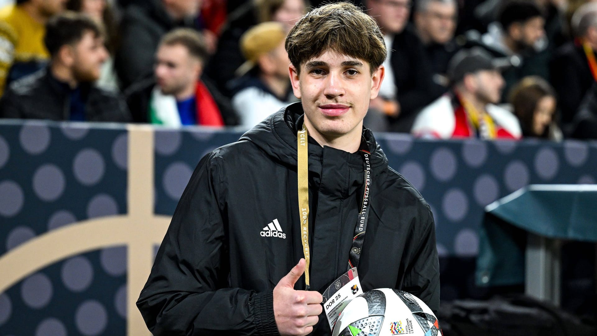 Significantly involved in the interim 2: 0: Ball boy Noel Urbaniak.