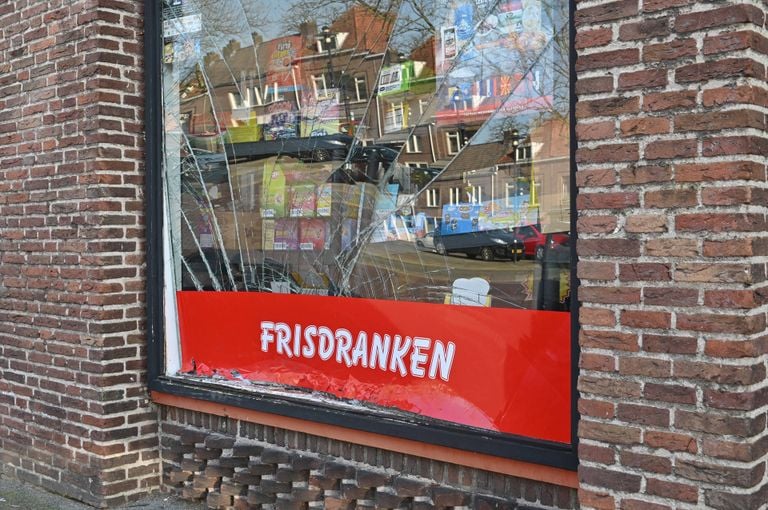 The window of the store was considerably damaged (photo: Perry Roovers / press agency Heitink).
