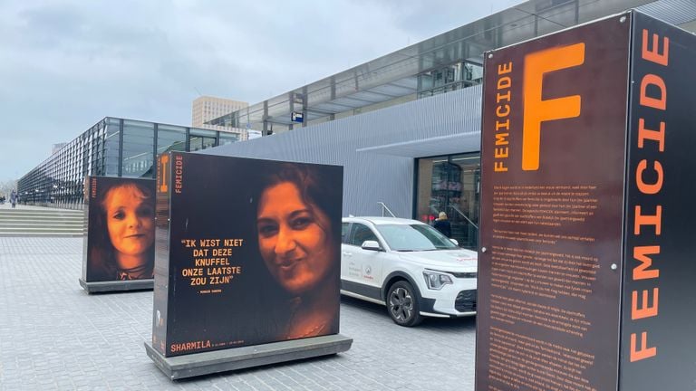 The exhibition about femicide at the Tilburg train station (photo: Tom van den Oetelaar).