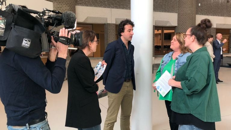 Jesse Klaver is also talking about smartphone use with his son (photo; Tessa van Dooren)
